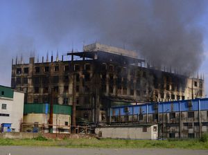 Potret Pabrik di Bangladesh yang Terbakar dan Tewaskan 52 Orang Potret Pabrik di Bangladesh yang Terbakar dan Tewaskan 52 Orang