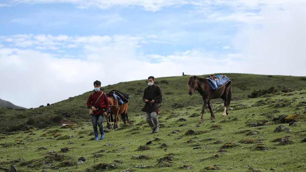 Foto Raja Bhutan Naik-Turun Gunung, Susuri Perbatasan Kampanye Prokes Foto Raja Bhutan Naik-Turun Gunung, Susuri Perbatasan Kampanye Prokes