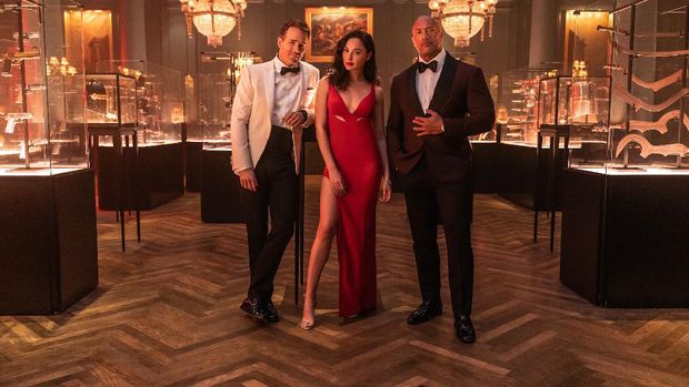 RED NOTICE - (L-R) RYAN REYNOLDS, GAL GADOT and DWAYNE ‘THE ROCK’ JOHNSON STAR IN NETFLIX’S RED NOTICE RELEASING NOVEMBER 12, 2021. DIRECTED BY RAWSON MARSHALL THURBER. Cr: Frank Masi/NETFLIX © 2021