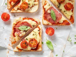 Resep Pizza Roti Panggang Topping Keju yang Praktis