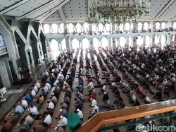 Suasana Salat Jumat dengan Prokes di Masjid Al Markaz Makassar Saat PPKM