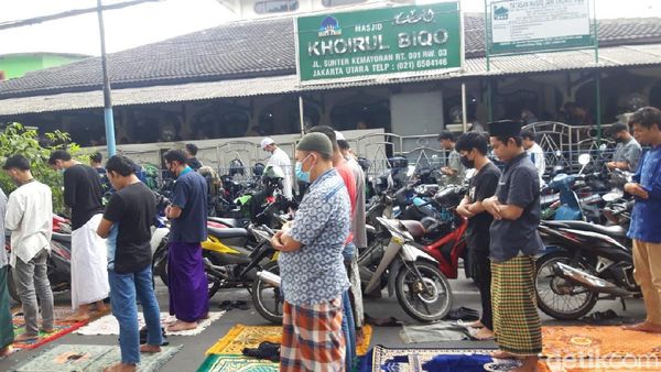 Potret Salat Jumat di Sunter Jakut, Sebagian Jemaah Tak Bermasker