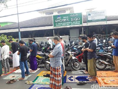 Potret Salat Jumat di Sunter Jakut, Sebagian Jemaah Tak Bermasker