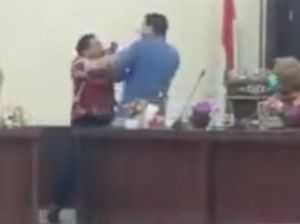 Detik-detik 2 Anggota DPRD Labusel Sumut Betumbuk Saat Rapat Bahas CSR Detik-detik 2 Anggota DPRD Labusel Sumut Betumbuk Saat Rapat Bahas CSR