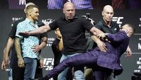 Tegang! Conor McGregor Tendang Poirier Saat Jumpa Pers