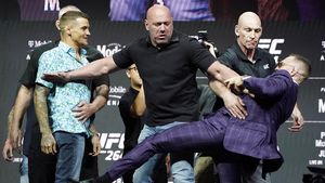 Tegang! Conor McGregor Tendang Poirier Saat Jumpa Pers