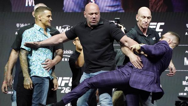 Tegang! Conor McGregor Tendang Poirier Saat Jumpa Pers