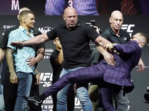 Tegang! Conor McGregor Tendang Poirier Saat Jumpa Pers