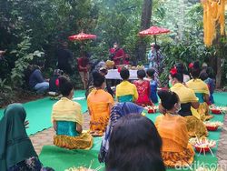 Warga Tulungagung Gelar Upacara Adat Ulur-ulur di Tengah PPKM Darurat