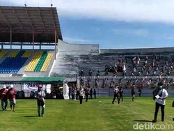 Cerita Warga Datang Pagi Hindari Antrean Vaksinasi di Stadion Tambaksari