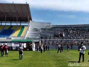 Cerita Warga Datang Pagi Hindari Antrean Vaksinasi di Stadion Tambaksari Cerita Warga Datang Pagi Hindari Antrean Vaksinasi di Stadion Tambaksari