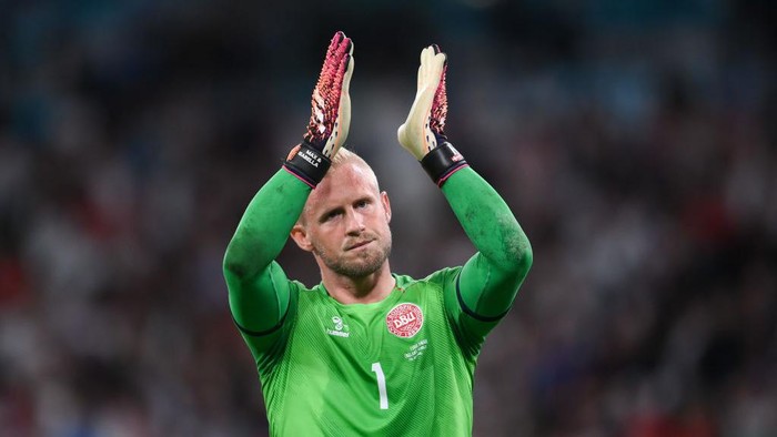 LONDON, ENGLAND - JULY 07: Kasper Schmeichel of Denmark applauds fans following his teams defeat in the UEFA Euro 2020 Championship Semi-final match between England and Denmark at Wembley Stadium on July 07, 2021 in London, England. (Photo by Laurence Griffiths/Getty Images)