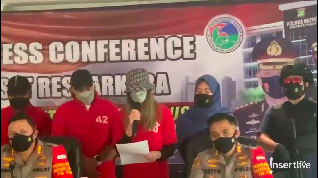 Akhirnya Muncul ke Publik, Nia Ramadhani Nangis Minta Maaf