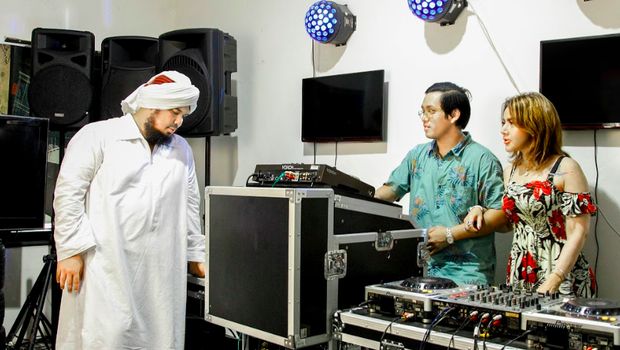 Ustaz Derry Sulaiman pergoki Barbie Kumalasari dan berondongnya