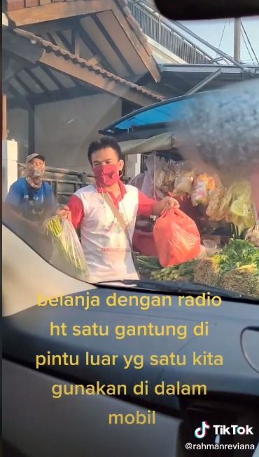 Kreatif Wanita Ini Belanja Sayur Pakai Radio  HT untuk 