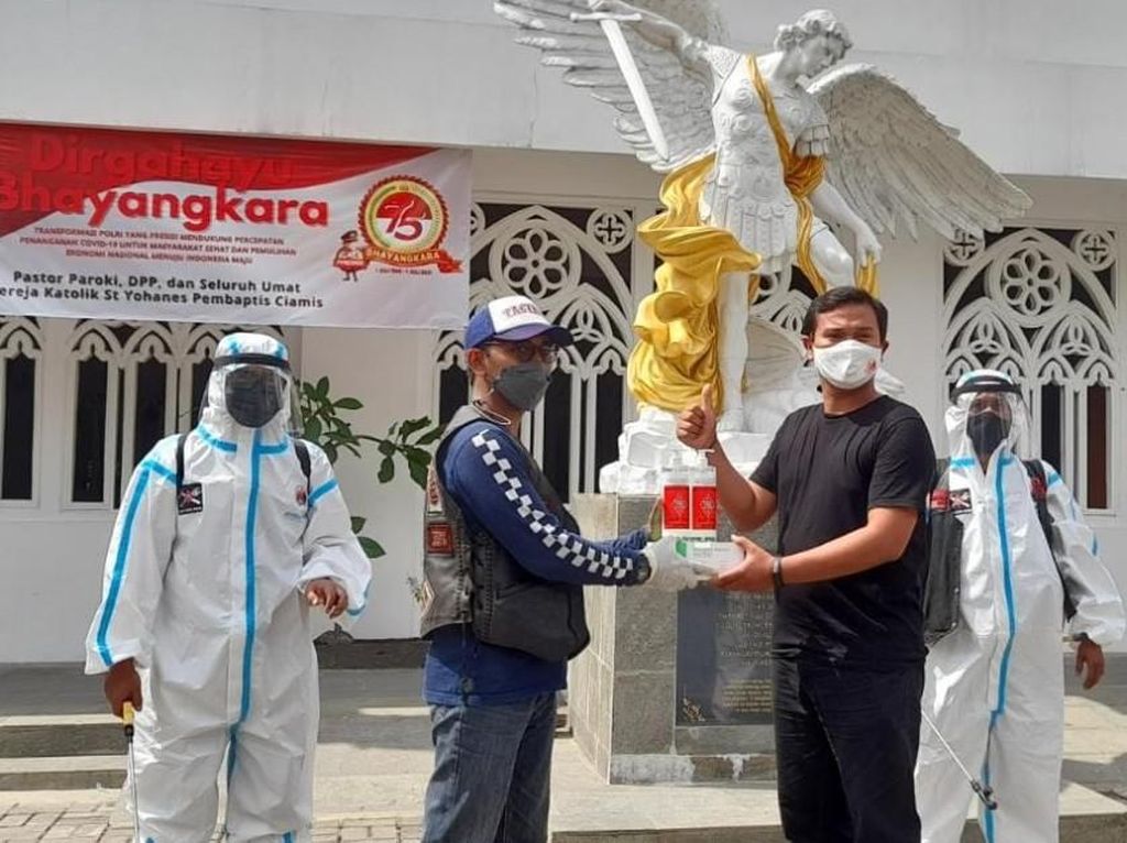 Bikers di Ciamis Bantu Masyarakat Sterilkan Lingkungan Bikers di Ciamis Bantu Masyarakat Sterilkan Lingkungan