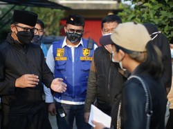 Bima Arya Tinjau Kinerja Relawan Isoman Sampai Cek Obrolan WhatsApp