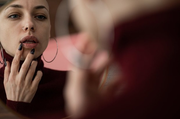 Cegah bibir hitam dengan lip scrub/pexels.com/SHVETS production Cegah bibir hitam dengan lip scrub