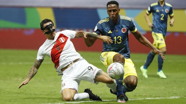 Peru's Gianluca Lapadula, left, and Colombia's Yerry Mina battle for the ball during a Copa America third place soccer match at the National Stadium in Brasilia, Brazil, Friday, July 9, 2021. (AP Photo/Andre Penner)