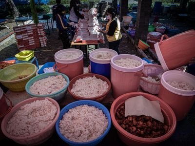 Lihat Kesibukan Dapur Umum Untuk Pasien Corona di Surabaya
