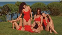 8 Pose Seksi Demi Moore Jadi Model Baju Renang Bareng 3 Anaknya
