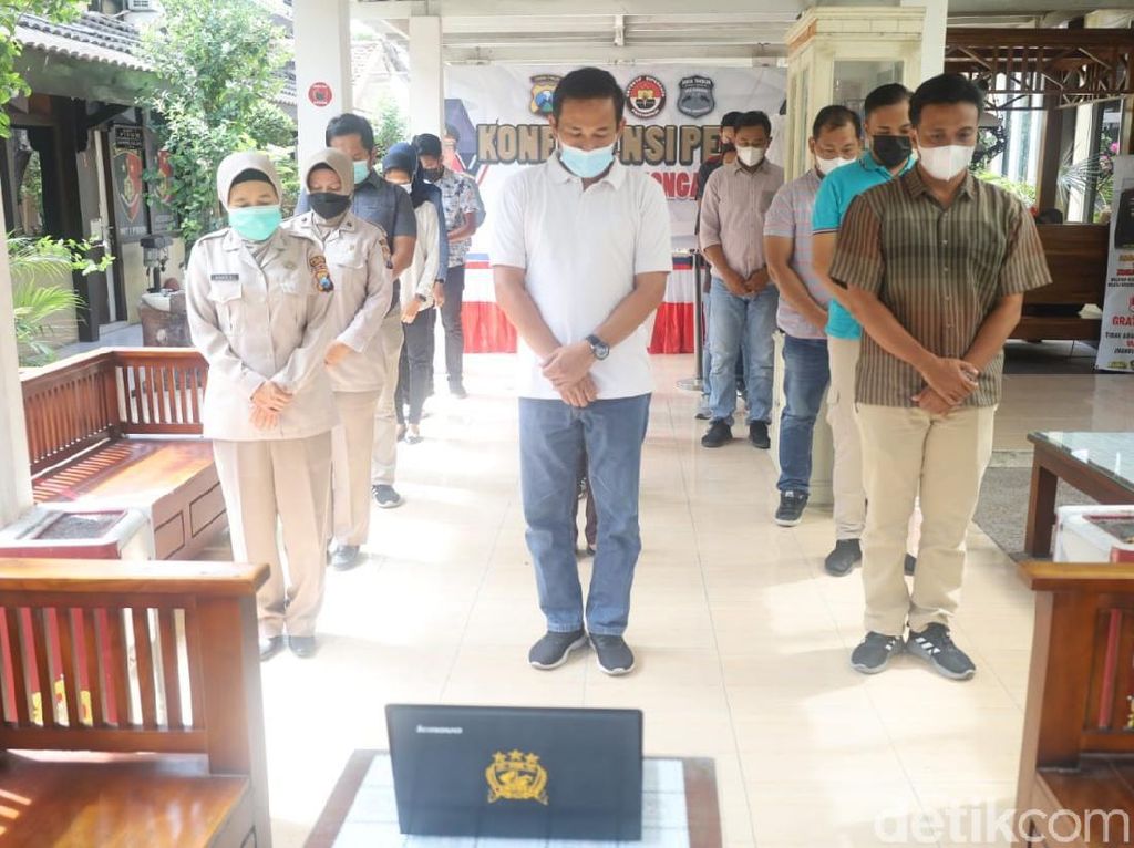 Saat Polisi Lamongan dan Pengendara di Bondowoso Berdoa untuk Indonesia