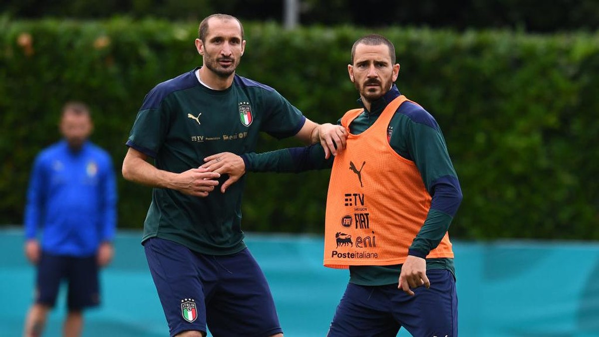 Leonardo Bonucci dan Giorgio Chiellini dalam latihan timnas Italia. Foto: Getty Images/Claudio Villa