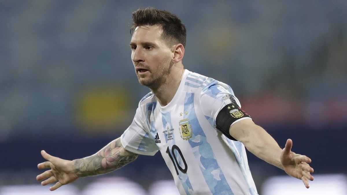 Lionel Messi menuju Paris Saint-Germain. (Foto: AP/Andre Penner)