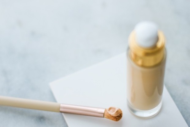 Menggunakan base make up yang ringan/foto:freepik.com Menggunakan base make up yang ringan