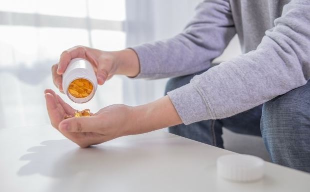 Mengonsumsi Vitamin | Pict : freepik.com/whatwolf