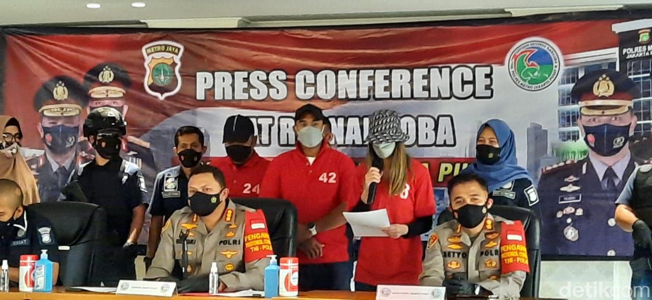 Nia Ramadhani dan Ardi Bakrie ditampilkan berbaju tahanan terkait kasus narkoba (Yogi/detikcom)