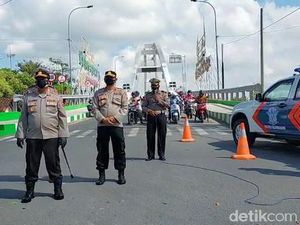 Pengendara di Bojonegoro Mengheningkan Cipta Doakan Korban Corona