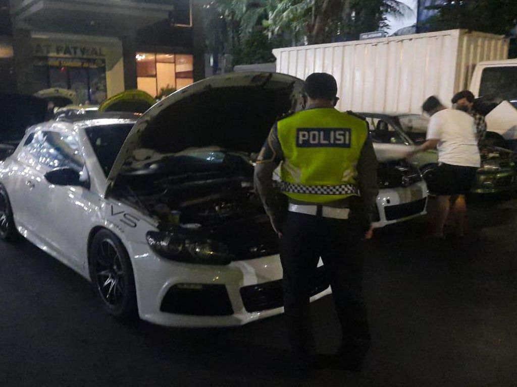 Balap Liar Mobil di Senayan saat Masa PPKM Darurat Ditindak! Balap Liar Mobil di Senayan saat Masa PPKM Darurat Ditindak!