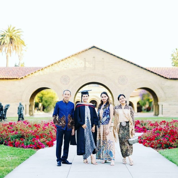 Potret Keluarga Maudy Ayunda / sumber : instagram.com/muren.s