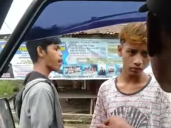 Preman yang kerap palak sopir truk di Sumatera Utara (Tangkapan layar) Preman yang kerap palak sopir truk di Sumatera Utara (Tangkapan layar)
