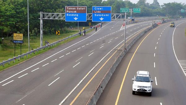 Jarang-jarang Jalur Puncak Sepi Begini