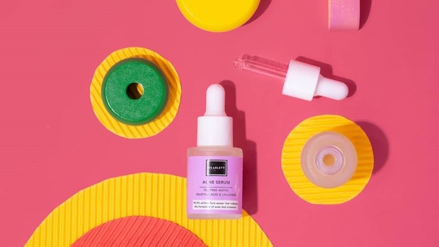 Bahan aktif skincare dalam Scarlett Acne Serum yang dikombinasikan secara kurang tepat dapat menyebabkan risiko jerawat lebih buruk.