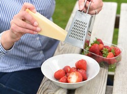 Pakai Krim Terlalu Mainstream, Coba Sensasi Rasa Baru Stroberi dan Keju Parmesan