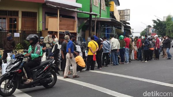 Duh! Antrean Isi Ulang Oksigen Tumpah Ruah, Jaga Jarak Diabaikan