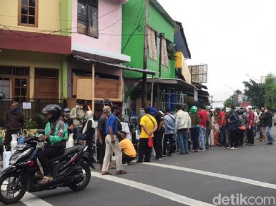 Duh! Antrean Isi Ulang Oksigen Tumpah Ruah, Jaga Jarak Diabaikan
