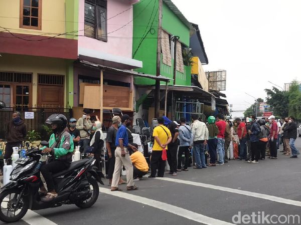 Duh! Antrean Isi Ulang Oksigen Tumpah Ruah, Jaga Jarak Diabaikan