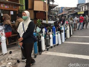 Berburu Oksigen Masih Susah! Warga Harus Antre Mengular Berjam-jam Berburu Oksigen Masih Susah! Warga Harus Antre Mengular Berjam-jam