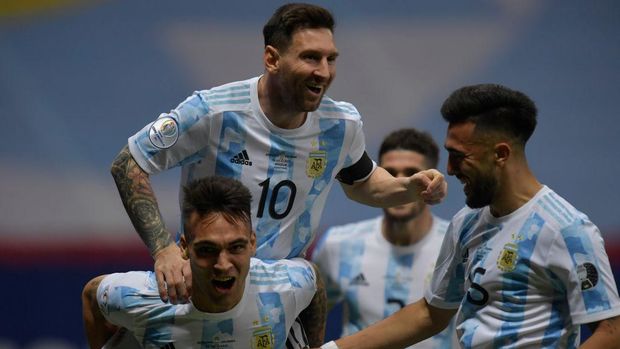 BRASILIA, BRAZIL - JULY 06: Lautaro Martinez (L) of Argentina celebrates with teammates Lionel Messi and Nicolás Gonzalez after scoring the first goal of his team during a semi-final match of Copa America Brazil 2021 between Argentina and Colombia at Mane Garrincha Stadium on July 06, 2021 in Brasilia, Brazil. (Photo by Pedro Vilela/Getty Images)