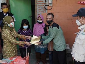 Blusukan ke Rumah Warga, Wali Kota Mojokerto Beri Bantuan Modal Usaha