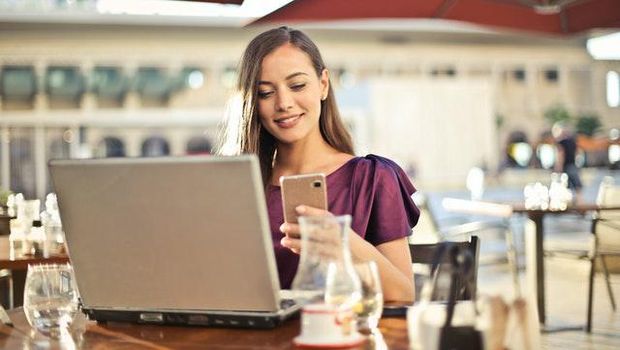 wanita menatap telepon