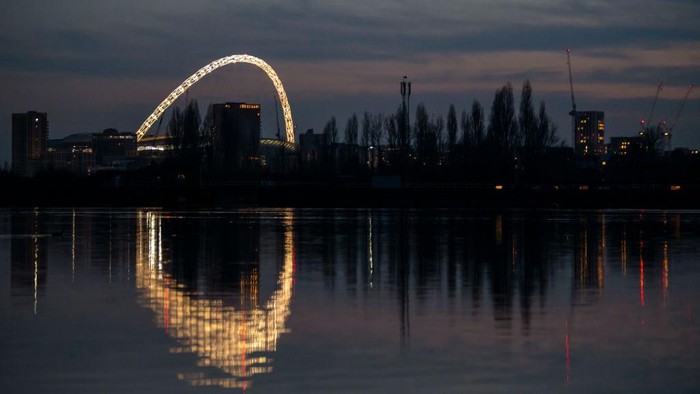 Pertandingan Inggris kontra Italia akan tersaji pada babak final Euro 2020. Laga tersebut akan berlangsung di Stadion Wembley, Inggris pada Minggu (11/7) waktu setempat atau Senin (12/7) dini hari WIB.