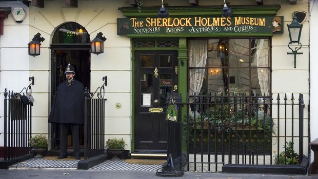 wisata sherlock holmes London, England - November 15, 2012: The Sherlock Holmes Museum on Baker Street, one of the famous tourist attractions in London, England