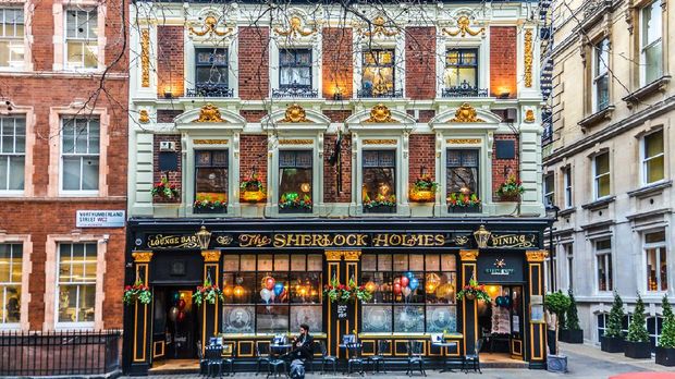 wisata sherlock holmes London, UK - March 19, 2016: People outside the Sherlock Holmes Pub in London, England. It was so named in 1957 when it became home to Sherlock Holmes exhibits from the Festival of Britain.
