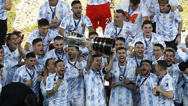 RIO DE JANEIRO, BRAZIL - JULY 10: Lionel Messi of Argentina lifts the trophy with teammates after winning the final of Copa America Brazil 2021 between Brazil and Argentina at Maracana Stadium on July 10, 2021 in Rio de Janeiro, Brazil. (Photo by Wagner Meier/Getty Images)