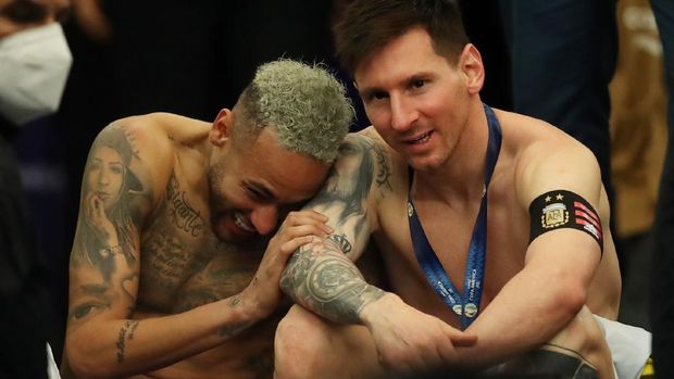 Argentina Juara Copa America 2021 Soccer Football - Copa America 2021 - Final - Brazil v Argentina - Estadio Maracana, Rio de Janeiro, Brazil - July 10, 2021 Brazil's Neymar and Argentina's Lionel Messi after the match REUTERS/Ricardo Moraes